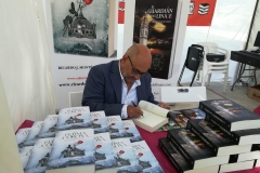 Ricardo J. Montés, firmando libros