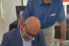Ricardo J. Montés, firmando libros